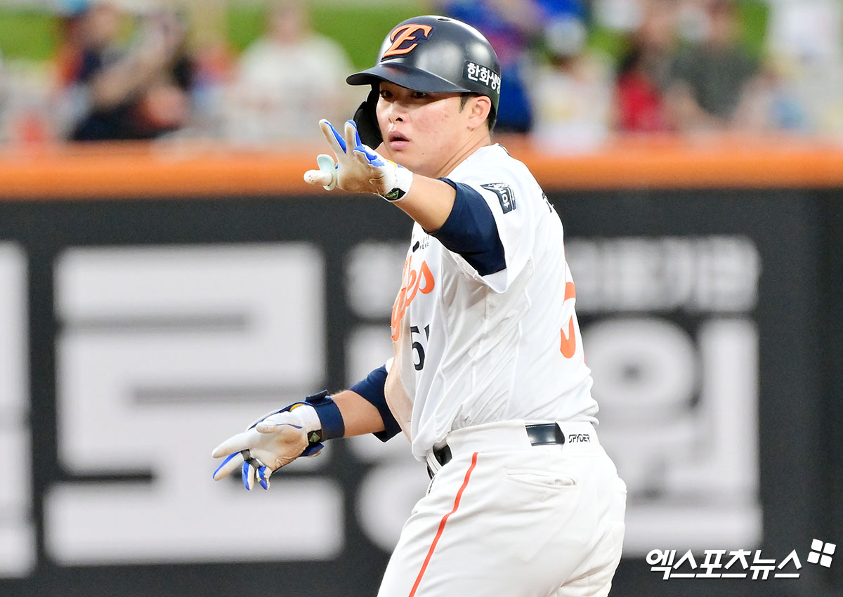 12일 오후 대전 한화생명 볼파크에서 열린 '2025 신한 SOL Bank KBO리그' 롯데 자이언츠와 한화 이글스의 경기, 1회말 무사 1루 한화 문현빈이 우중간 2루타를 날리고 있다. 대전, 김한준 기자