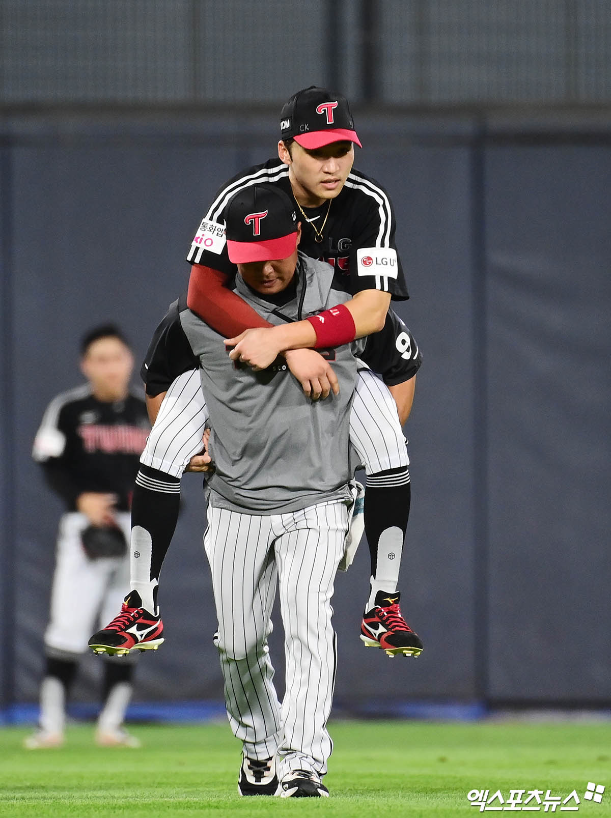 12일 오후 수원케이티위즈파크에서 열린 '2025 신한 SOL Bank KBO리그' LG 트윈스와 KT 위즈의 경기, 8회말 2사 1,2루 KT 오윤석의 2타점 적시 3루타 때 LG 중견수 박해민이 수비 이후 다리 통증을 호소, 트레이닝 코치에게 업힌 채 그라운드를 빠져나오고 있다. 수원, 박지영 기자