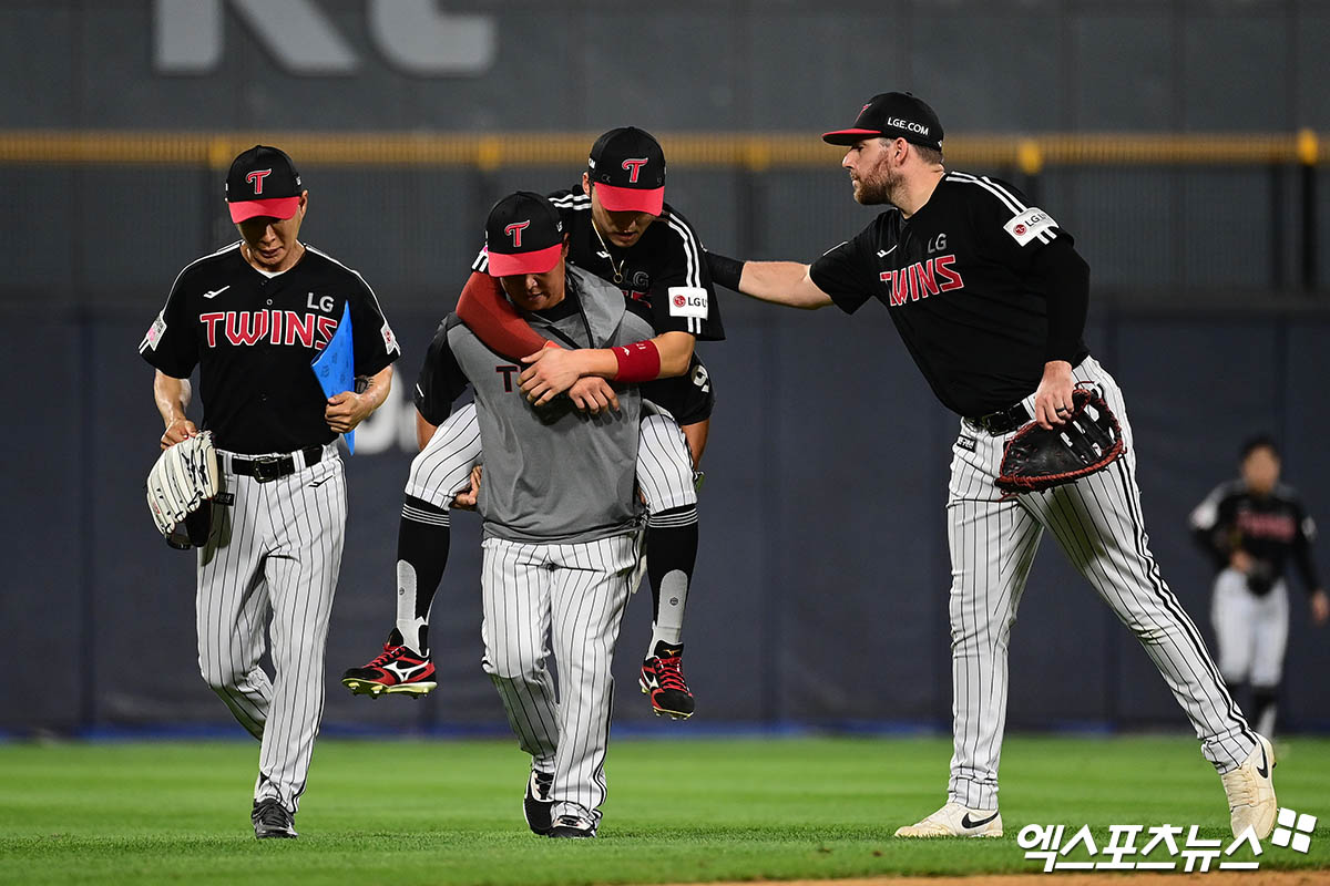 12일 오후 수원케이티위즈파크에서 열린 '2025 신한 SOL Bank KBO리그' LG 트윈스와 KT 위즈의 경기, 8회말 2사 1,2루 KT 오윤석의 2타점 적시 3루타 때 LG 중견수 박해민이 수비 이후 다리 통증을 호소, 트레이너에게 부축을 받으며 그라운드를 빠져나오고 있다. 이를 격려하는 오스틴. 수원, 박지영 기자