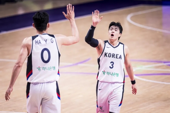 안준호 감독이 이끄는 대한민국 남자 농구 대표팀이 약체로 분류되는 괌을 편하게 제압하고 2025 국제농구연맹(FIBA) 아시아컵 8강에 진출해 '만리장성' 중국 앞에 섰다.   한국은 12일(한국시간) 사우디아라비아 제다에서 열린 2025 FIBA 아시아컵 8강 진출전에서 괌에게 99-66 대승을 거뒀다. FIBA