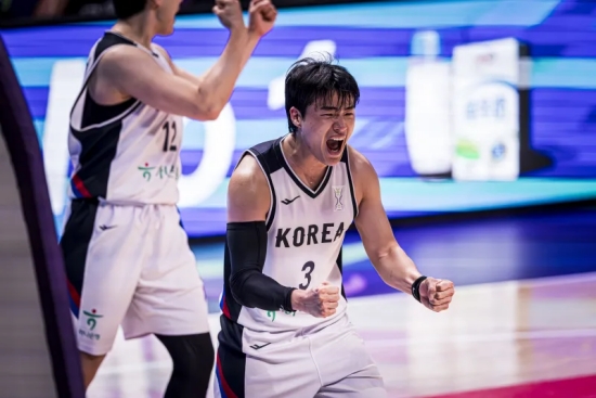 안준호 감독이 이끄는 대한민국 남자 농구 대표팀이 약체로 분류되는 괌을 편하게 제압하고 2025 국제농구연맹(FIBA) 아시아컵 8강에 진출해 '만리장성' 중국 앞에 섰다.   한국은 12일(한국시간) 사우디아라비아 제다에서 열린 2025 FIBA 아시아컵 8강 진출전에서 괌에게 99-66 대승을 거뒀다. FIBA