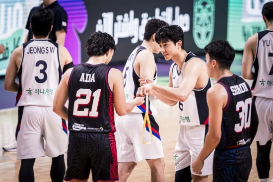 안준호 감독이 이끄는 대한민국 남자 농구 대표팀이 약체로 분류되는 괌을 편하게 제압하고 2025 국제농구연맹(FIBA) 아시아컵 8강에 진출해 '만리장성' 중국 앞에 섰다.   한국은 12일(한국시간) 사우디아라비아 제다에서 열린 2025 FIBA 아시아컵 8강 진출전에서 괌에게 99-66 대승을 거뒀다. FIBA