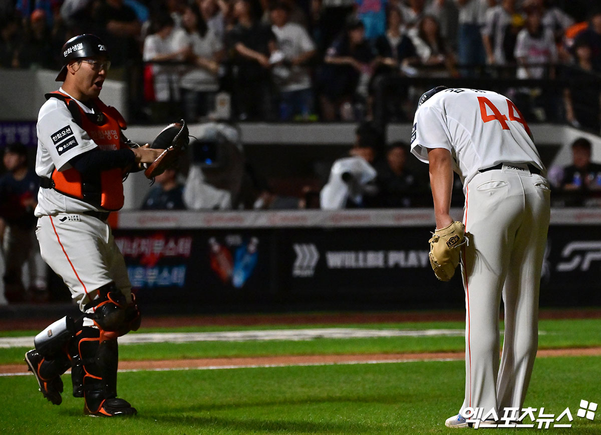 12일 오후 대전 한화생명 볼파크에서 열린 '2025 신한 SOL Bank KBO리그' 롯데 자이언츠와 한화 이글스의 경기, 한화가 폰세의 역투에 힘입어 롯데에 2:0 승리를 거뒀다.  이날 경기에서 승리한 한화 선수들이 기뻐하고 있다. 대전, 김한준 기자