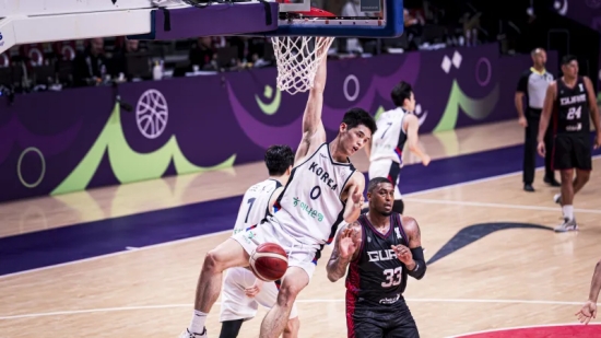 안준호 감독이 이끄는 대한민국 남자 농구 대표팀이 약체로 분류되는 괌을 편하게 제압하고 2025 국제농구연맹(FIBA) 아시아컵 8강에 진출해 '만리장성' 중국 앞에 섰다.   한국은 12일(한국시간) 사우디아라비아 제다에서 열린 2025 FIBA 아시아컵 8강 진출전에서 괌에게 99-66 대승을 거뒀다. FIBA