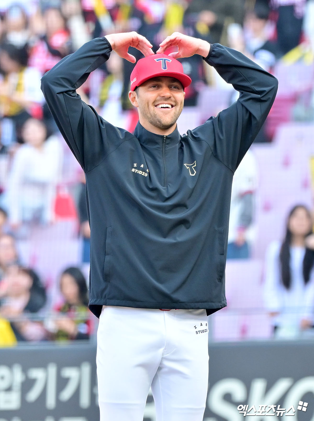 KIA 타이거즈 선발투수 제임스 네일이 올해 정규시즌 경기에 등판해 승리한 뒤 기념촬영하고 있다. 엑스포츠뉴스 DB