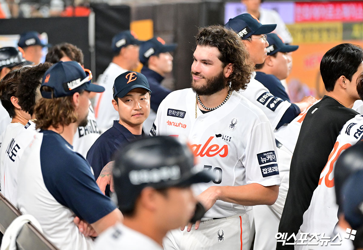 12일 오후 대전 한화생명 볼파크에서 열린 '2025 신한 SOL Bank KBO리그' 롯데 자이언츠와 한화 이글스의 경기, 7회초 수비를 마친 한화 폰세가 선수들의 격려를 받고 있다. 대전, 김한준 기자