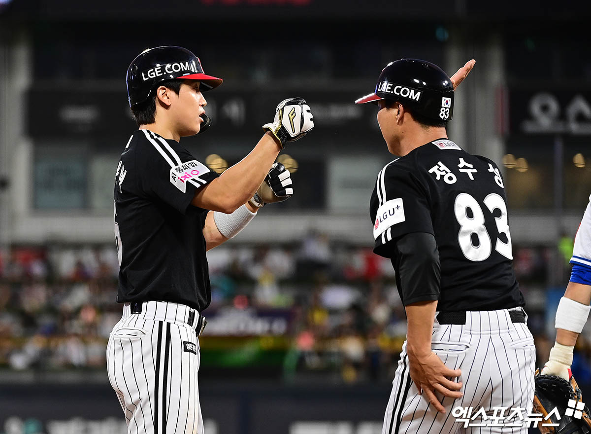 12일 오후 수원케이티위즈파크에서 열린 '2025 신한 SOL Bank KBO리그' LG 트윈스와 KT 위즈의 경기, 5회초 1사 2루 LG 박해민 타석 때 2루주자 구본혁이 3루 도루에 성공하고 있다. 수원, 박지영 기자