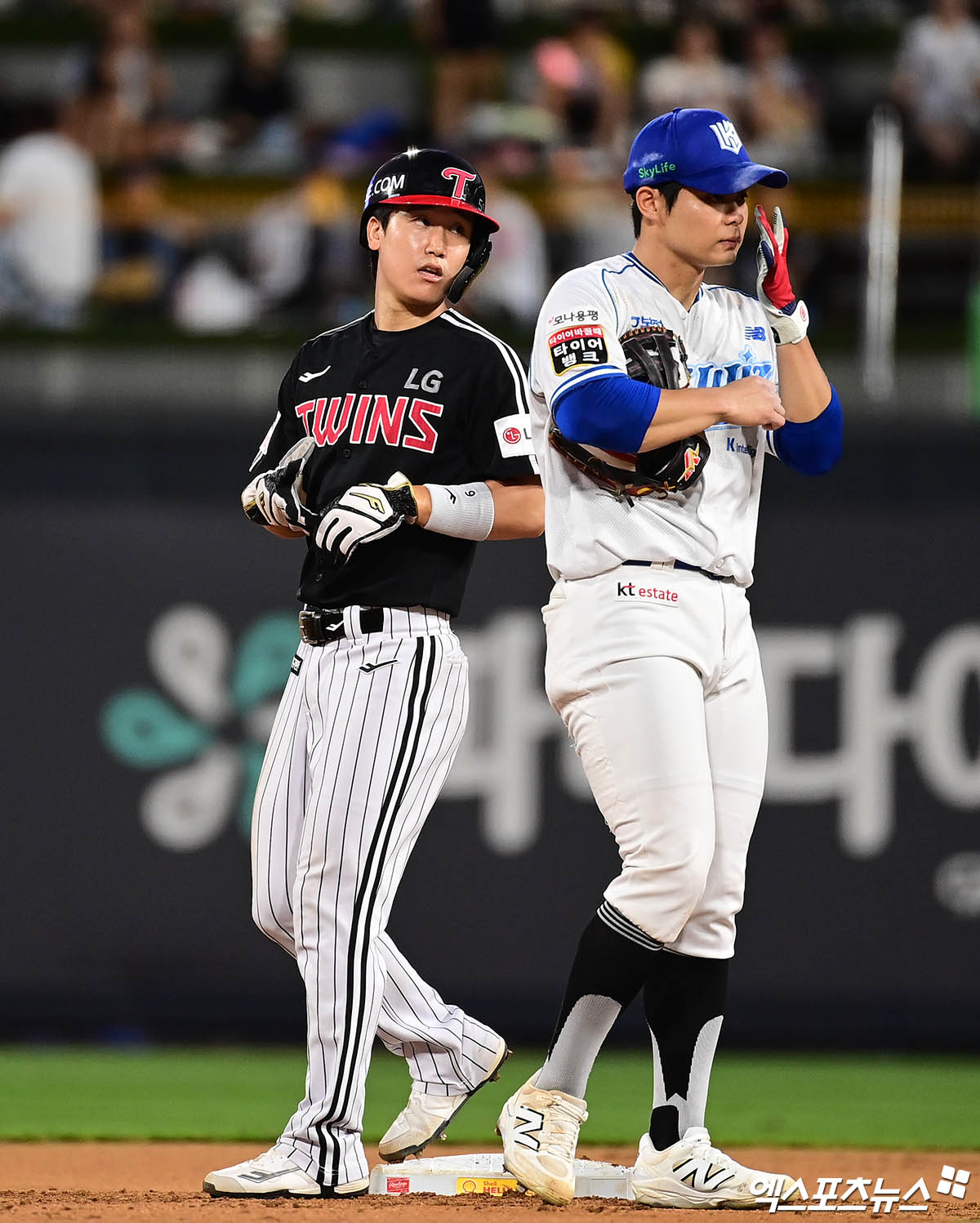 12일 오후 수원케이티위즈파크에서 열린 '2025 신한 SOL Bank KBO리그' LG 트윈스와 KT 위즈의 경기, 5회초 1사 1루 LG 박해민 타석 때 1루주자 구본혁이 2루 도루에 성공하고 있다. 수원, 박지영 기자