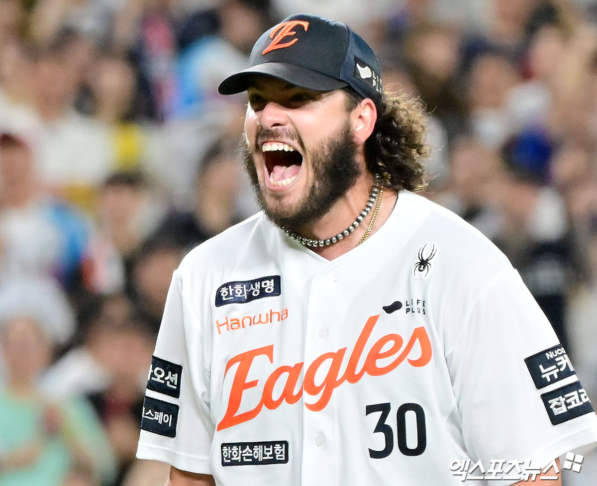 12일 오후 대전 한화생명 볼파크에서 열린 '2025 신한 SOL Bank KBO리그' 롯데 자이언츠와 한화 이글스의 경기, 5회초 수비를 마친 한화 폰세가 포효하고 있다. 대전, 김한준 기자