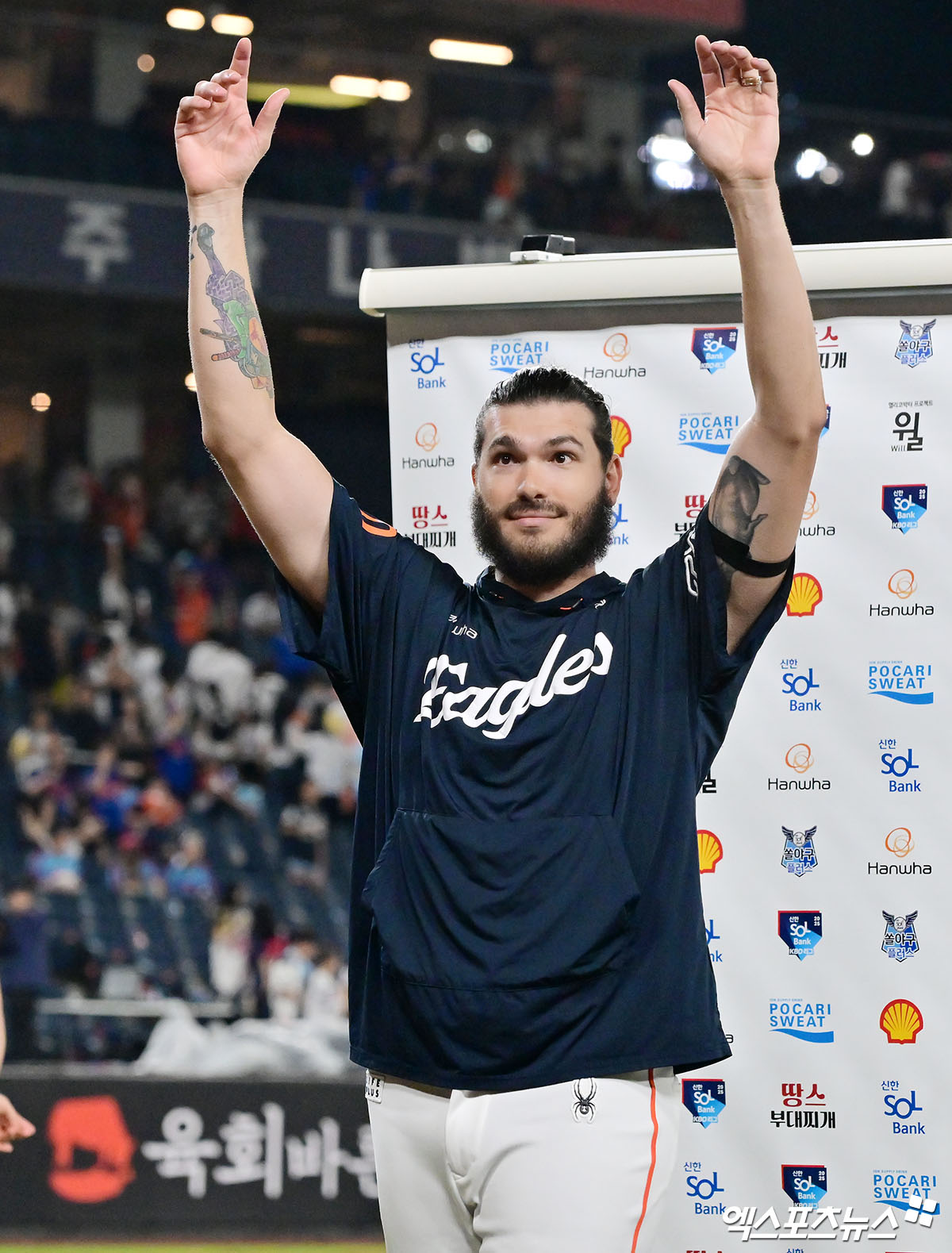 12일 오후 대전 한화생명 볼파크에서 열린 '2025 신한 SOL Bank KBO리그' 롯데 자이언츠와 한화 이글스의 경기, 한화가 폰세의 역투에 힘입어 롯데에 2:0 승리를 거뒀다.  이날 경기에서 승리한 한화 폰세가 팬들에게 인사를 하고 있다. 대전, 김한준 기자