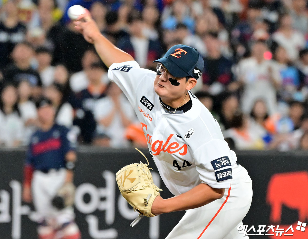 12일 오후 대전 한화생명 볼파크에서 열린 '2025 신한 SOL Bank KBO리그' 롯데 자이언츠와 한화 이글스의 경기, 8회초 2사 만루 한화 김서현이 공을 힘차게 던지고 있다. 대전, 김한준 기자