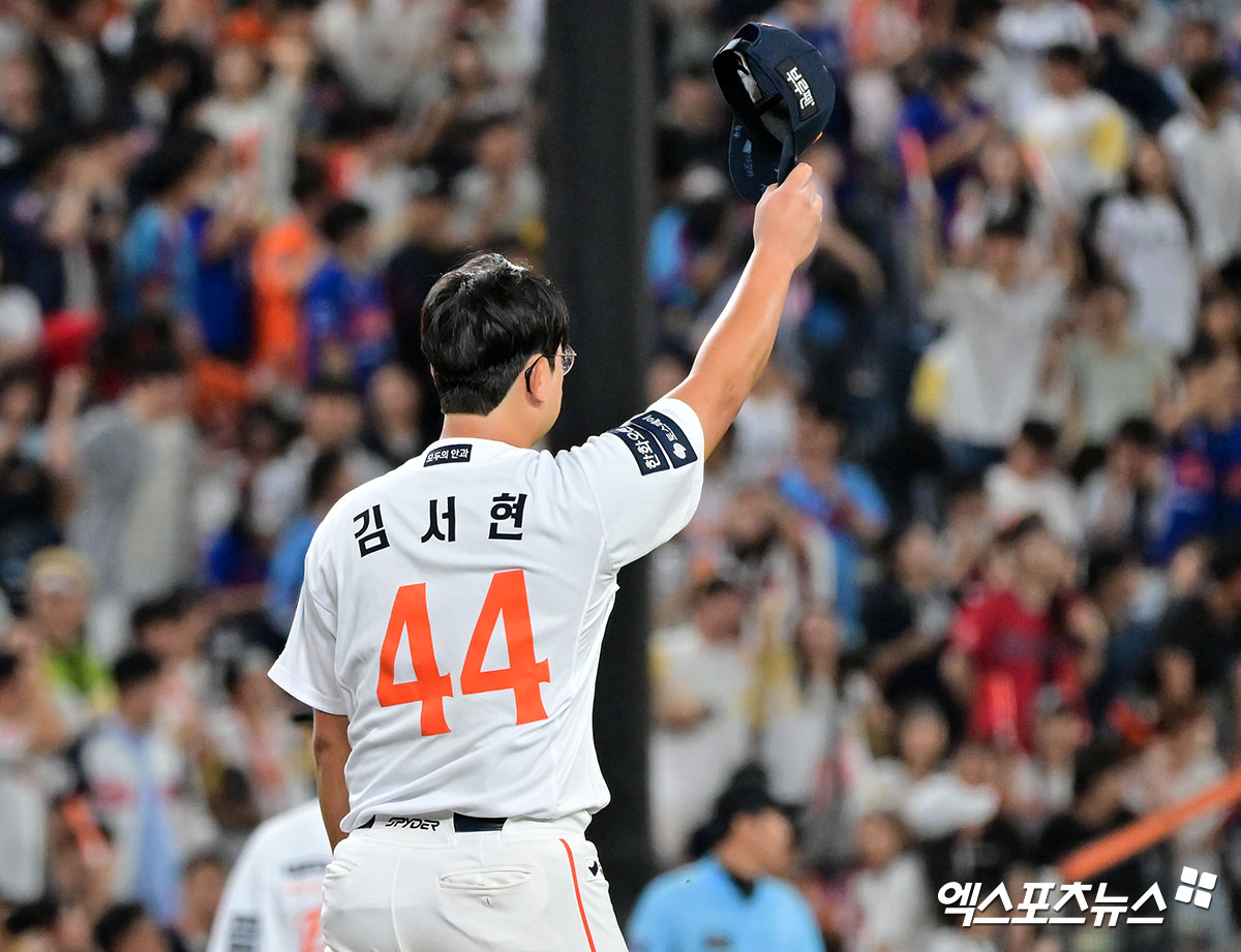 12일 오후 대전 한화생명 볼파크에서 열린 '2025 신한 SOL Bank KBO리그' 롯데 자이언츠와 한화 이글스의 경기, 9회초 무사 1루 한화 김서현이 문현빈에게 감사 인사를 하고 있다. 대전, 김한준 기자