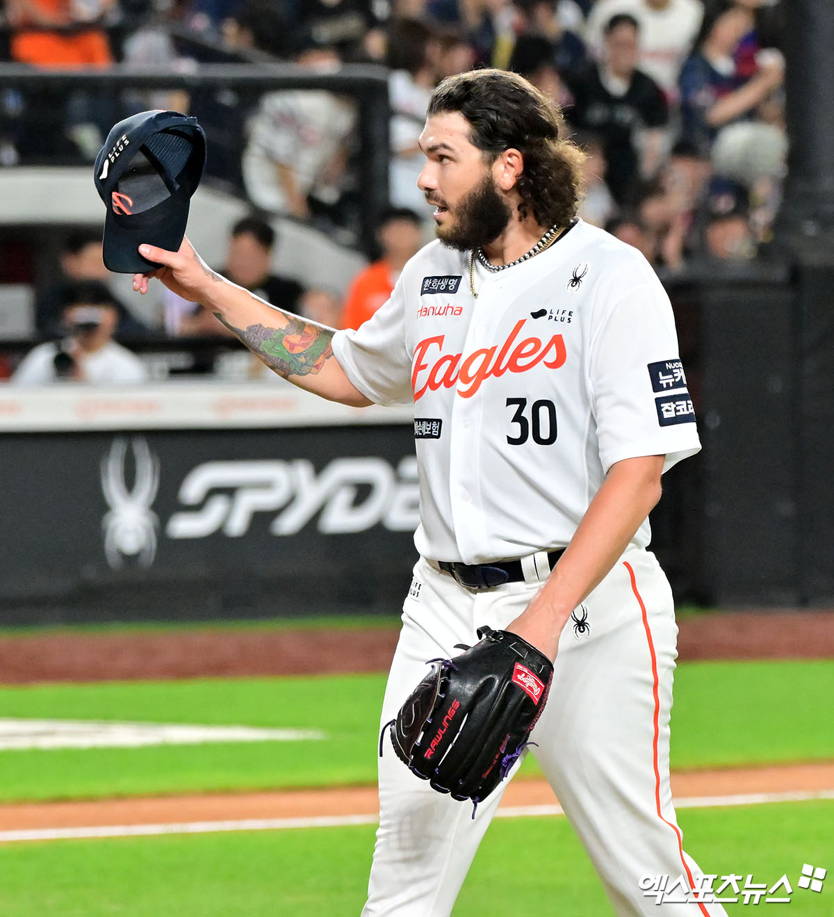 12일 오후 대전 한화생명 볼파크에서 열린 '2025 신한 SOL Bank KBO리그' 롯데 자이언츠와 한화 이글스의 경기, 7회초 수비를 마친 한화 폰세가 더그아웃으로 향하고 있다. 대전, 김한준 기자