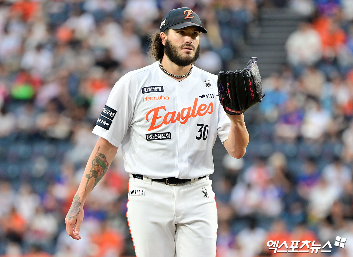 12일 오후 대전 한화생명 볼파크에서 열린 '2025 신한 SOL Bank KBO리그' 롯데 자이언츠와 한화 이글스의 경기, 1회초 한화 선발투수 폰세가 공을 힘차게 던지고 있다. 대전, 김한준 기자