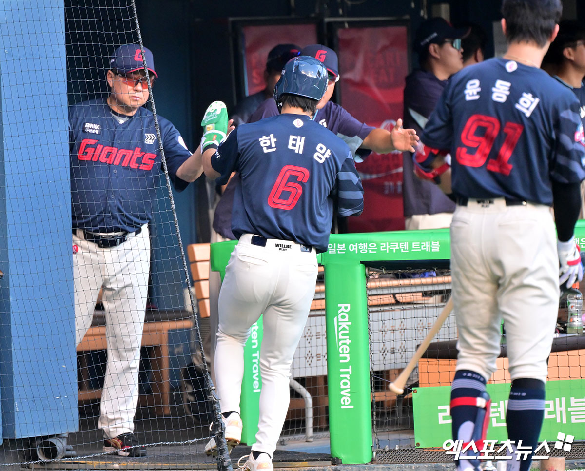 20일 오후 서울 송파구 잠실야구장에서 열린 '2025 신한 SOL Bank KBO리그' 롯데 자이언츠와 LG 트윈스의 경기, 1회초 1사 2루 롯데 한태양이 레이예스의 1타점 2루타때 득점에 성공하고 있다. 엑스포츠뉴스 DB