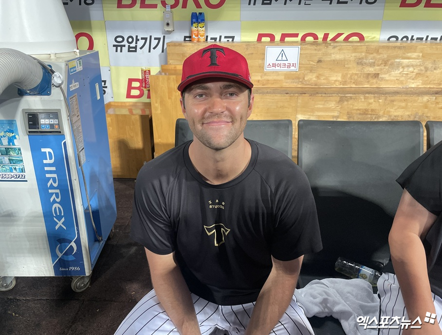 KIA 타이거즈 선발투수 제임스 네일이 12일 대구 삼성 라이온즈전에서 활약한 뒤 기념촬영하고 있다. 대구, 최원영 기자