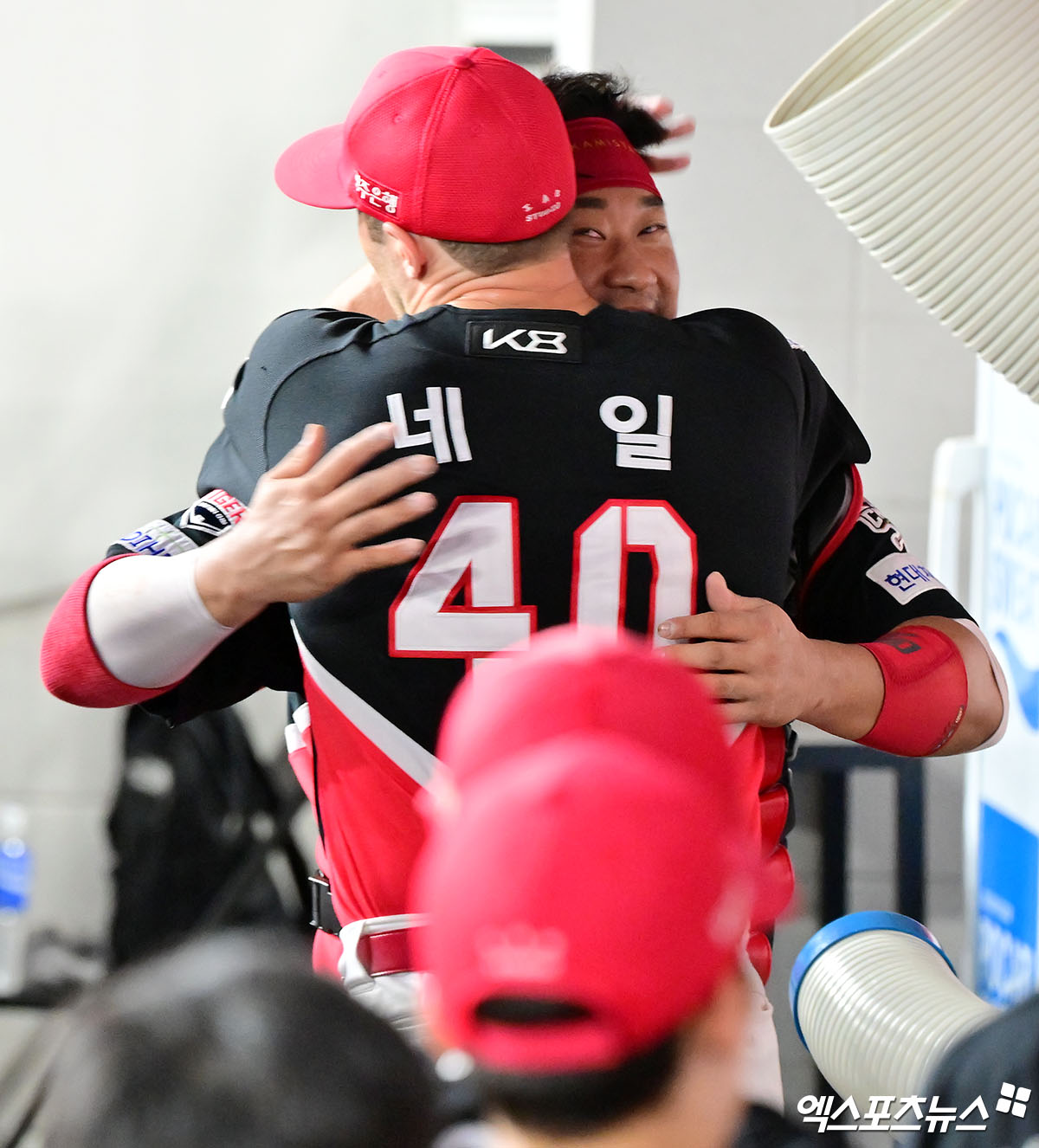 KIA 타이거즈 선발투수 제임스 네일과 포수 김태군이 올해 정규시즌 경기에서 포옹하고 있다. 엑스포츠뉴스 DB