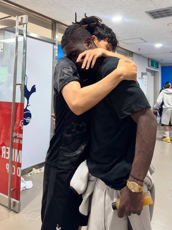 토마스 프랑크 감독이 지난 12일(한국시간) 이탈리아 우디네에 있는 스타디우 프리울리에서 진행된 PSG와 토트넘의 2025-2026시즌 UEFA 슈퍼컵 경기 전 기자회견에서 비수마가 출전 명단에 들지 않은 이유를 밝혔다.   지난 시즌 챔피언스리그 우승팀 PSG와 유로파리그 우승팀 토트넘이 맞붙는 대결에서 프랑크 감독은 비수마를 깜짝 명단 제외하는 선택을 했다. 비수마 