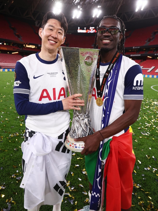 토마스 프랑크 감독이 지난 12일(한국시간) 이탈리아 우디네에 있는 스타디우 프리울리에서 진행된 PSG와 토트넘의 2025-2026시즌 UEFA 슈퍼컵 경기 전 기자회견에서 비수마가 출전 명단에 들지 않은 이유를 밝혔다.   지난 시즌 챔피언스리그 우승팀 PSG와 유로파리그 우승팀 토트넘이 맞붙는 대결에서 프랑크 감독은 비수마를 깜짝 명단 제외하는 선택을 했다. 비수마 