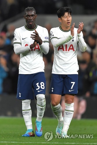 토마스 프랑크 감독이 지난 12일(한국시간) 이탈리아 우디네에 있는 스타디우 프리울리에서 진행된 PSG와 토트넘의 2025-2026시즌 UEFA 슈퍼컵 경기 전 기자회견에서 비수마가 출전 명단에 들지 않은 이유를 밝혔다.   지난 시즌 챔피언스리그 우승팀 PSG와 유로파리그 우승팀 토트넘이 맞붙는 대결에서 프랑크 감독은 비수마를 깜짝 명단 제외하는 선택을 했다. 연합뉴스