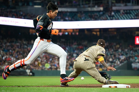 샌프란시스코 자이언츠 외야수 이정후가 13일 샌디에이고전에 7번 타자 중견수로 선발 출전해 2경기 연속 내야 안타를 기록했다. 이정후는 수비 시프트로 유격수 자리에 있던 샌디에이고 3루수 매니 마차도 앞으로 타구를 보내 간발의 차로 세이브 판정을 받았다. 연합뉴스