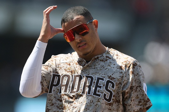 샌프란시스코 자이언츠 외야수 이정후가 13일 샌디에이고전에 7번 타자 중견수로 선발 출전해 2경기 연속 내야 안타를 기록했다. 이정후는 수비 시프트로 유격수 자리에 있던 샌디에이고 3루수 매니 마차도 앞으로 타구를 보내 간발의 차로 세이브 판정을 받았다. 연합뉴스