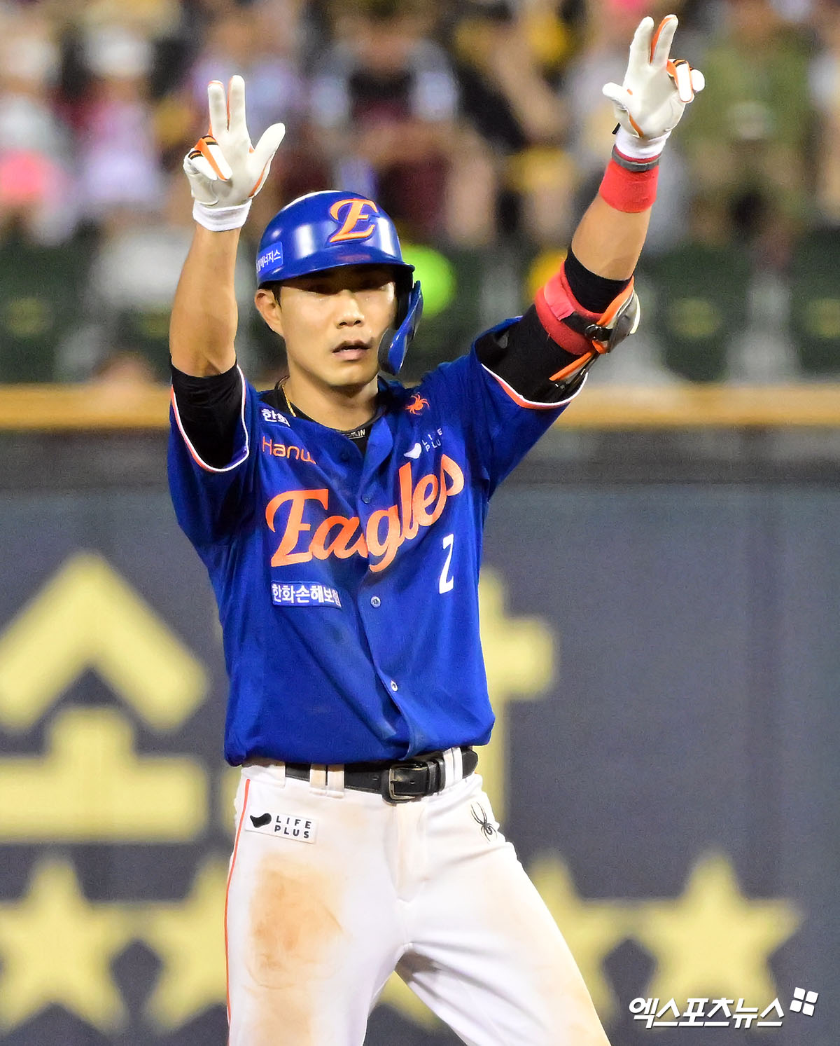 10일 오후 서울 송파구 잠실야구장에서 열리는 '2025 신한 SOL Bank KBO리그' 한화 이글스와 LG 트윈스의 경기, 9회초 한화 심우준이 2루타를 날리고 있다. 엑스포츠뉴스 DB