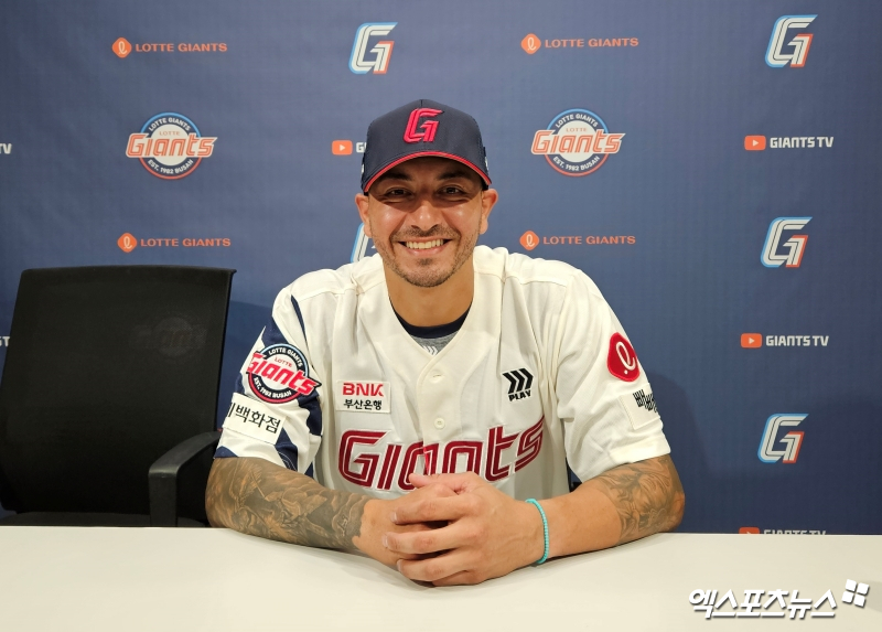 9일 오후 부산 사직야구장에서 열릴 예정이었던 '2025 신한 SOL Bank KBO리그' SSG 랜더스와 롯데 자이언츠의 경기가 우천으로 취소됐다. 롯데 외국인 투수 빈스 벨라스케즈가 인터뷰에 임하고 있다. 엑스포츠뉴스 DB