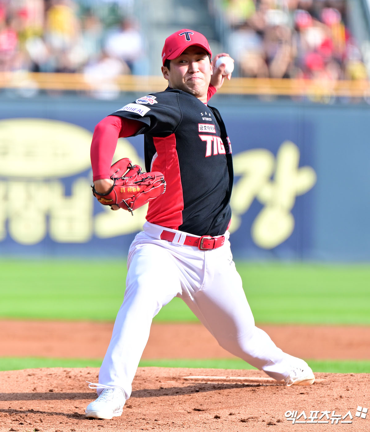 KIA 타이거즈 윤영철이 정규시즌 경기에 등판해 투구하고 있다. 엑스포츠뉴스 DB