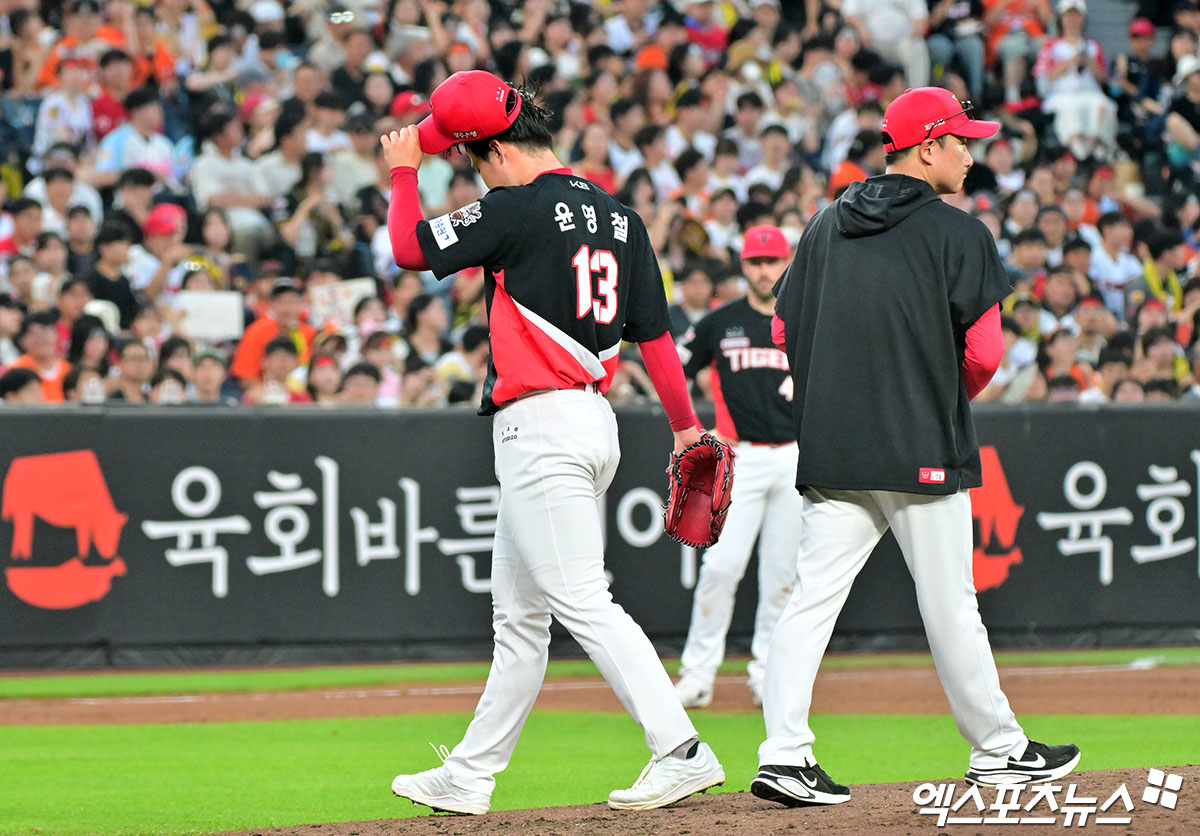 KIA 타이거즈 윤영철이 정규시즌 경기에 등판해 투구하다 교체되고 있다. 엑스포츠뉴스DB