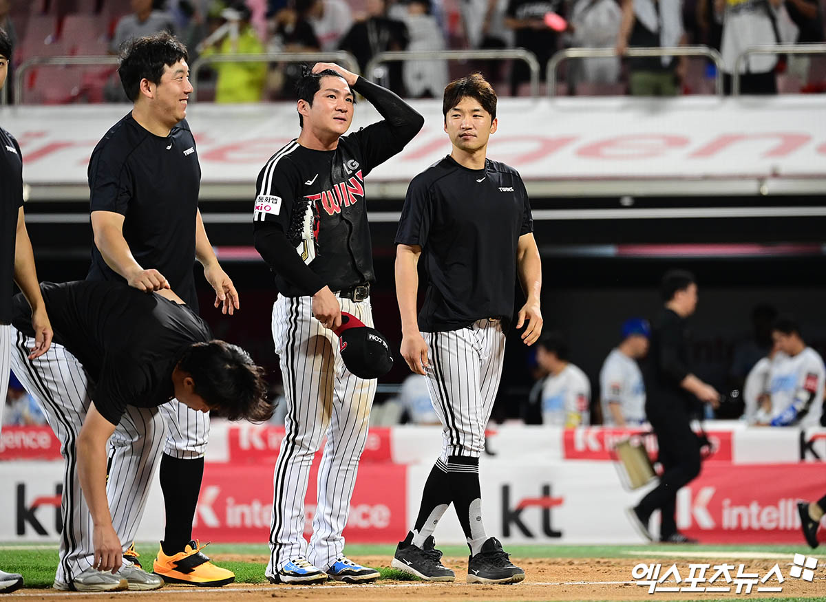 12일 오후 수원케이티위즈파크에서 열린 '2025 신한 SOL Bank KBO리그' LG 트윈스와 KT 위즈의 경기, LG가 새 외국인 투수 톨허스트의 7이닝 무실점 완벽투와 타선의 활약에 힘입어 11:2의 스코어로 승리하며 1위 자리를 지켰다.  경기 종료 후 LG 박해민이 퍁들에게 인사하고 있다. 엑스포츠뉴스 수원, 박지영 기자