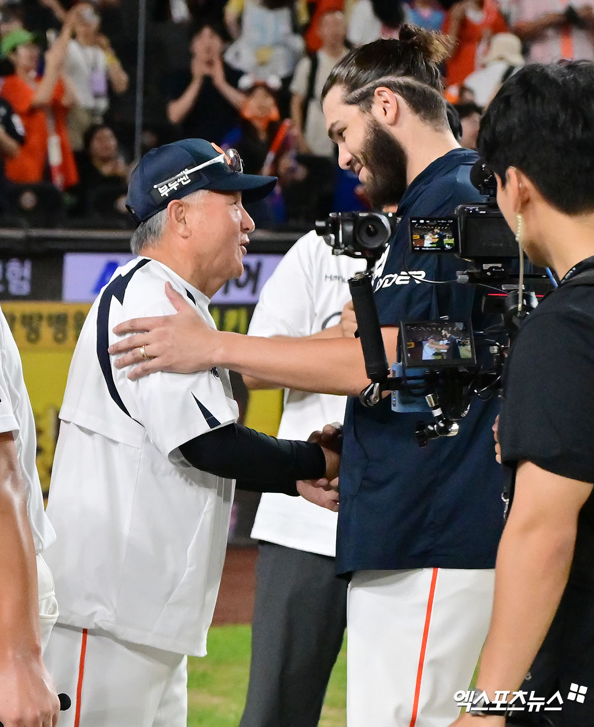 12일 오후 대전 한화생명 볼파크에서 열린 '2025 신한 SOL Bank KBO리그' 롯데 자이언츠와 한화 이글스의 경기, 한화가 폰세의 역투에 힘입어 롯데에 2:0 승리를 거뒀다.  이날 경기에서 승리한 한화 김경문 감독이 폰세의 승리를 축하하고 있다. 대전, 김한준 기자