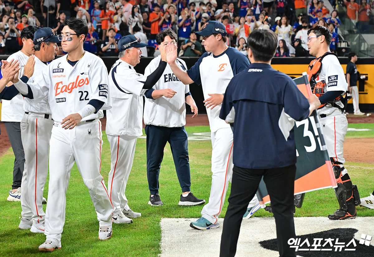 12일 오후 대전 한화생명 볼파크에서 열린 '2025 신한 SOL Bank KBO리그' 롯데 자이언츠와 한화 이글스의 경기, 한화가 폰세의 역투에 힘입어 롯데에 2:0 승리를 거뒀다.  이날 경기에서 승리한 한화 김경문 감독이 선수들과 하이파이브를 하고 있다. 대전, 김한준 기자