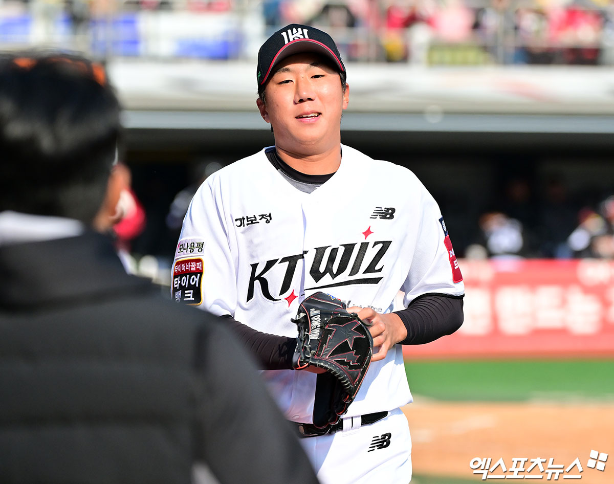 8일 오후 수원KT위즈파크에서 열린 '2025 신한 SOL Bank KBO리그' LG 트윈스와 KT 위즈의 시범경기, 8회초 수비를 마친 KT 김동현이 더그아웃으로 향하고 있다. 엑스포츠뉴스 DB