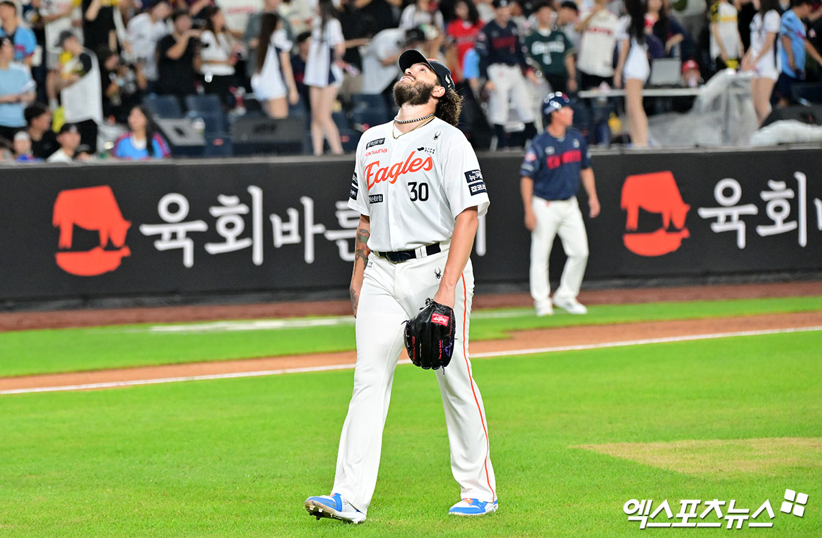 12일 오후 대전 한화생명 볼파크에서 열린 '2025 신한 SOL Bank KBO리그' 롯데 자이언츠와 한화 이글스의 경기, 7회초 수비를 마친 한화 폰세가 더그아웃으로 향하고 있다. 대전, 김한준 기자