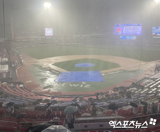 LG 트윈스와 KT 위즈는 13일 수원 KT위즈파크에서 2025 신한 SOL 뱅크 KBO리그 팀 간 12차전을 치를 예정이었으나 플레이볼을 불과 10분 앞두고 내린 폭우로 인해 취소됐다. LG는 14일 리턴 매치에서 선발 투수를 바꿨다. 국내파 에이스 임찬규가 나선다. KT는 13일 선발 예고됐던 배제성이 그대로 출격한다. 수원, 김유민 기자