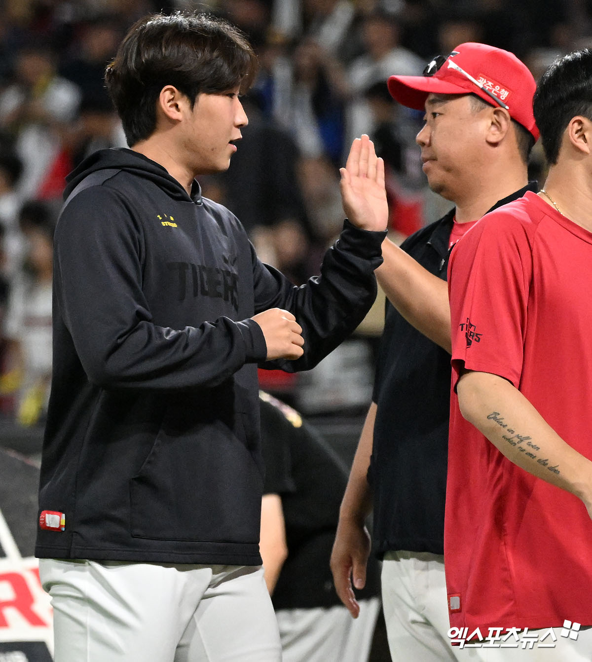 왼쪽부터 KIA 타이거즈 선발투수 윤영철, 이범호 감독. 경기에서 승리한 뒤 하이파이브하고 있다. 엑스포츠뉴스 DB