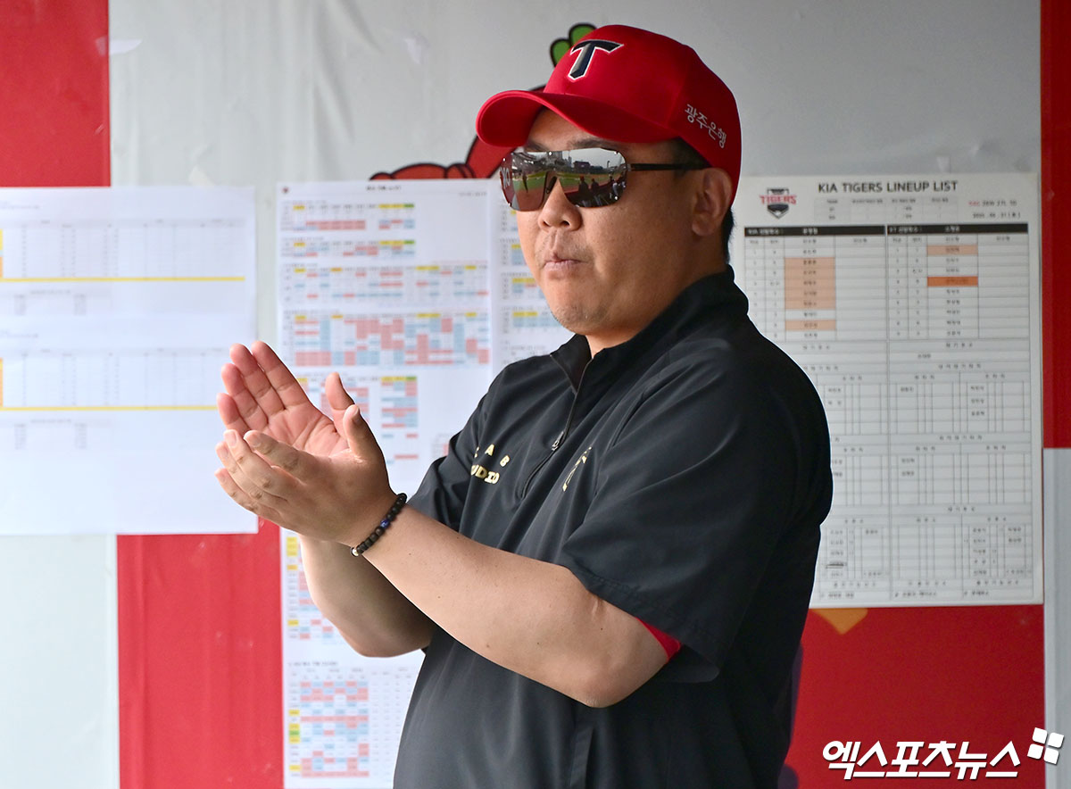 KIA 타이거즈 이범호 감독이 올해 정규시즌 경기에서 선수들에게 박수를 보내고 있다. 엑스포츠뉴스 DB