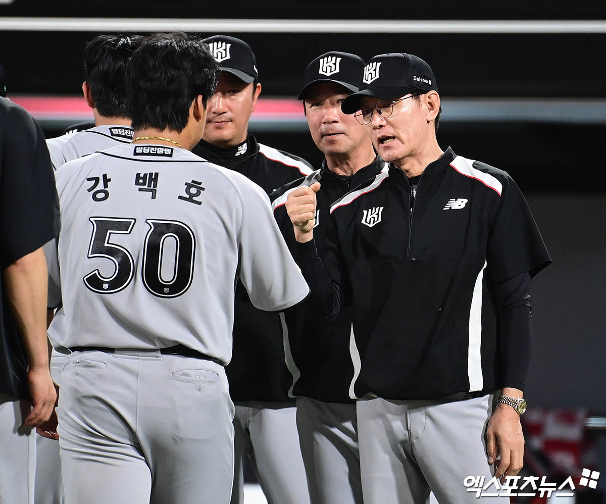 지난 5월  20일 오후 경기도 수원케이티위즈파크에서 열린 '2025 신한 SOL Bank KBO리그' KIA 타이거즈와 KT 위즈의 경기, KT가 선발투수 조이현의 5.1이닝 무실점 호투에 힘입어 5:3의 스코어로 승리했다.  경기 종료 후 KT 이강철 감독이 선수들과 승리의 기쁨을 나누고 있다. 엑스포츠뉴스 DB