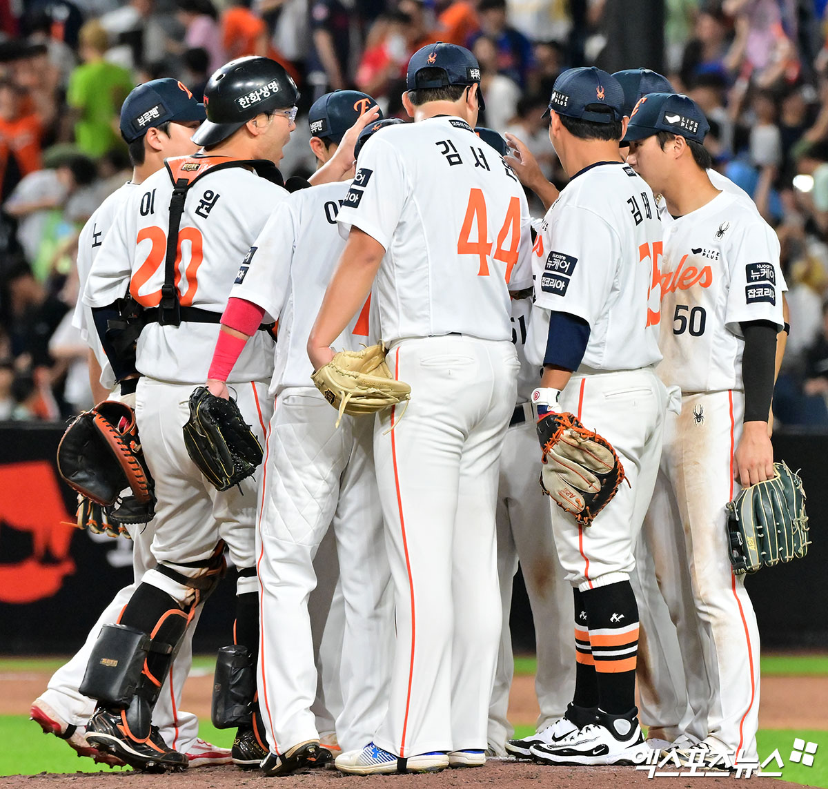 한화는 13일 대전 한화생명 볼파크에서 열린 2025 신한 SOL Bank KBO리그 롯데 자이언츠와의 시즌 12차전에서 입장권 1만7000장을 모두 판매하면서 올 시즌 48번째 매진을 기록했다. 이는 KBO리그 시즌 홈 경기 최다 매진 기록이다. 종전 기록은 역시 한화가 지난해 세운 47회다. 엑스포츠뉴스DB