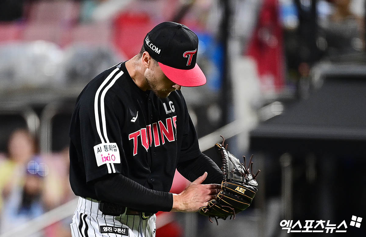 12일 오후 수원케이티위즈파크에서 열린 '2025 신한 SOL Bank KBO리그' LG 트윈스와 KT 위즈의 경기, 7회말 2사 3루 LG 선발투수 톨허스트가 KT 강백호를 내야 플라이로 돌려세운 뒤 기뻐하며 더그아웃으로 향하고 있다. 엑스포츠뉴스 DB