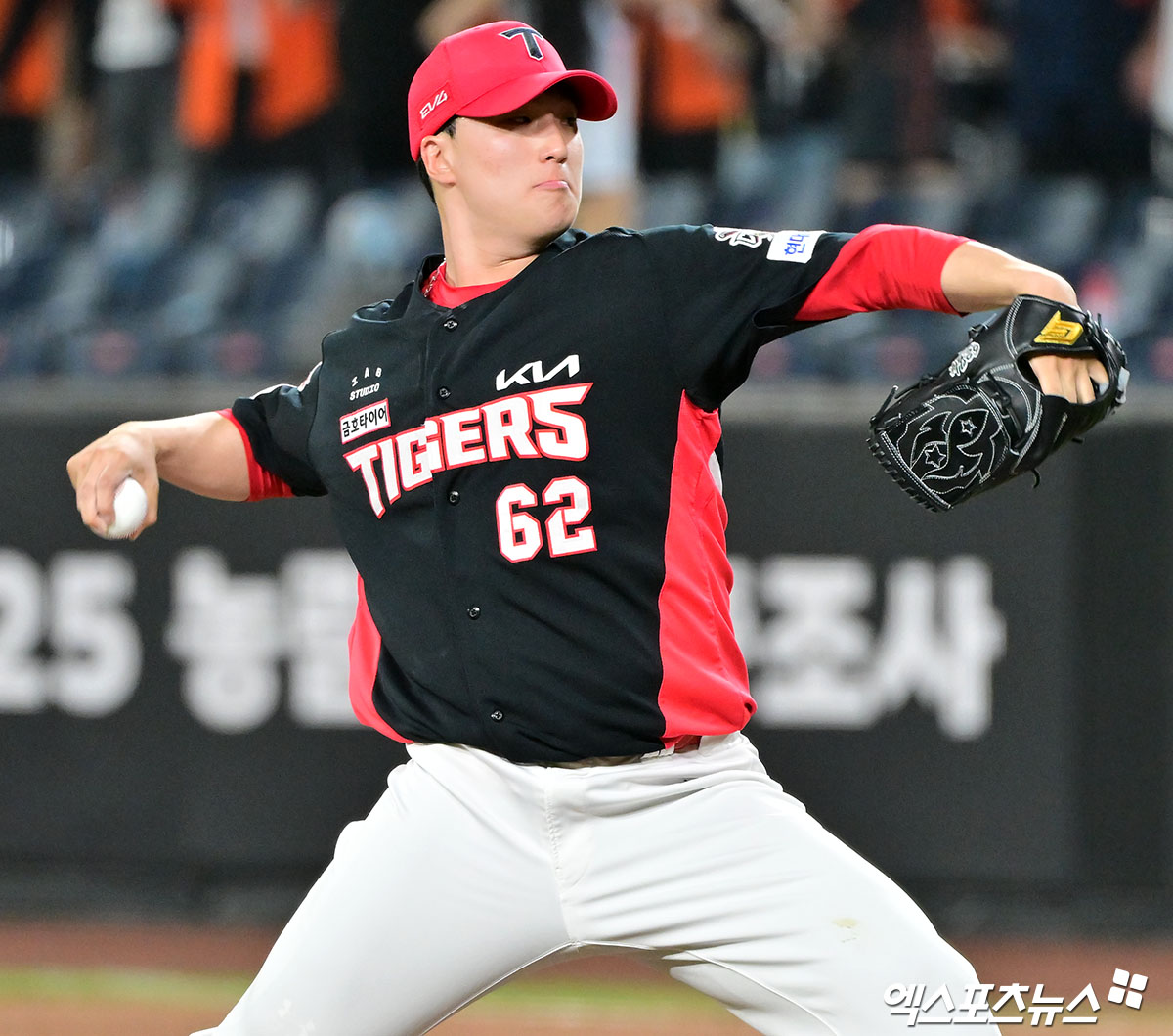 KIA 타이거즈 마무리투수 정해영이 올해 정규시즌 경기에 등판해 투구하고 있다. 엑스포츠뉴스 DB