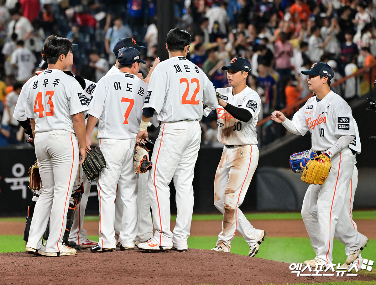 13일 오후 대전 한화생명 볼파크에서 열린 '2025 신한 SOL Bank KBO리그' 롯데 자이언츠와 한화 이글스의 경기, 한화가 2회에만 5점을 뽑아내며 롯데에 6:0 승리를 거뒀다.  이날 경기에서 승리한 한화 선수들이 기뻐하고 있다. 대전, 김한준 기자