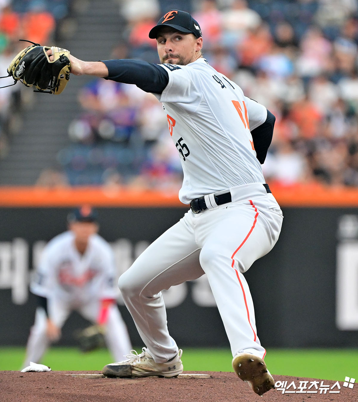 13일 오후 대전 한화생명 볼파크에서 열린 '2025 신한 SOL Bank KBO리그' 롯데 자이언츠와 한화 이글스의 경기, 1회초 한화 선발투수 와이스가 공을 힘차게 던지고 있다. 대전, 김한준 기자