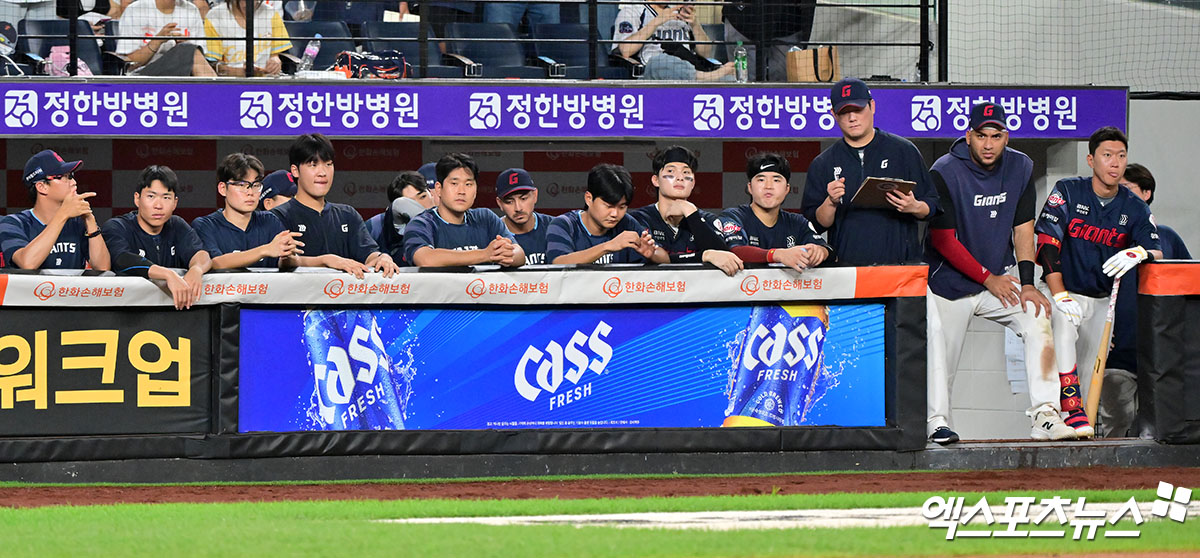 13일 오후 대전 한화생명 볼파크에서 열린 '2025 신한 SOL Bank KBO리그' 롯데 자이언츠와 한화 이글스의 경기, 9회초 2사 롯데 선수들이 경기를 지켜보고 있다. 대전, 김한준 기자