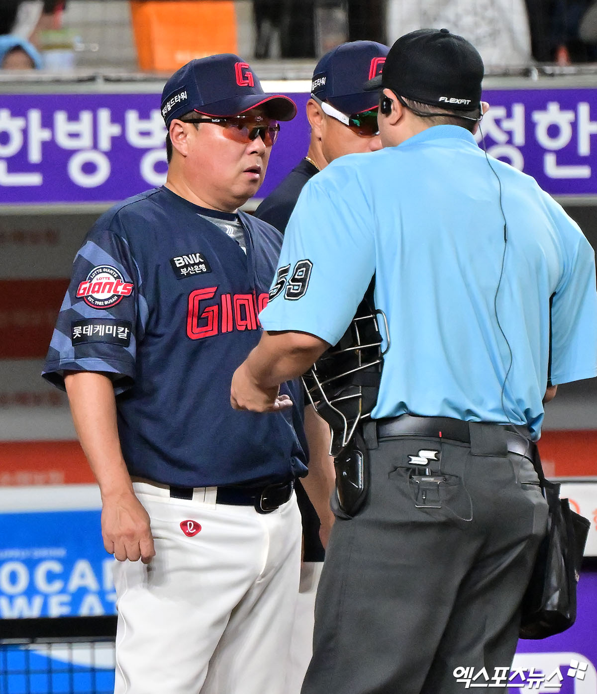 13일 오후 대전 한화생명 볼파크에서 열린 '2025 신한 SOL Bank KBO리그' 롯데 자이언츠와 한화 이글스의 경기, 4회초 롯데 김태형 감독이 윤동희 파울 여부에 관련하여 그라운드에 나와 심판진의 설명을 듣고 있다. 대전, 김한준 기자