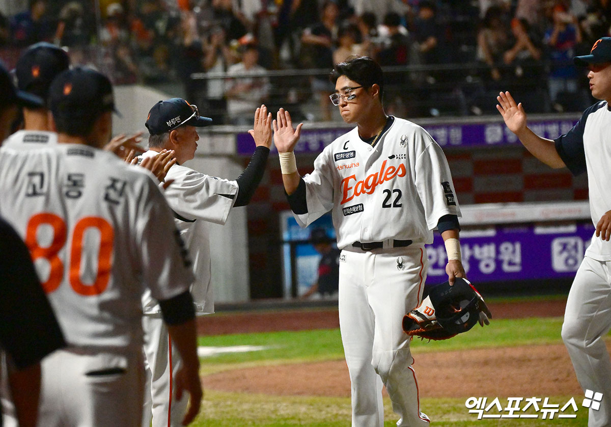 13일 오후 대전 한화생명 볼파크에서 열린 '2025 신한 SOL Bank KBO리그' 롯데 자이언츠와 한화 이글스의 경기, 한화가 2회에만 5점을 뽑아내며 롯데에 6:0 승리를 거뒀다. 이날 경기에서 승리한 한화 김경문 감독이 선수들과 하이파이브를 하고 있다. 대전, 김한준 기자