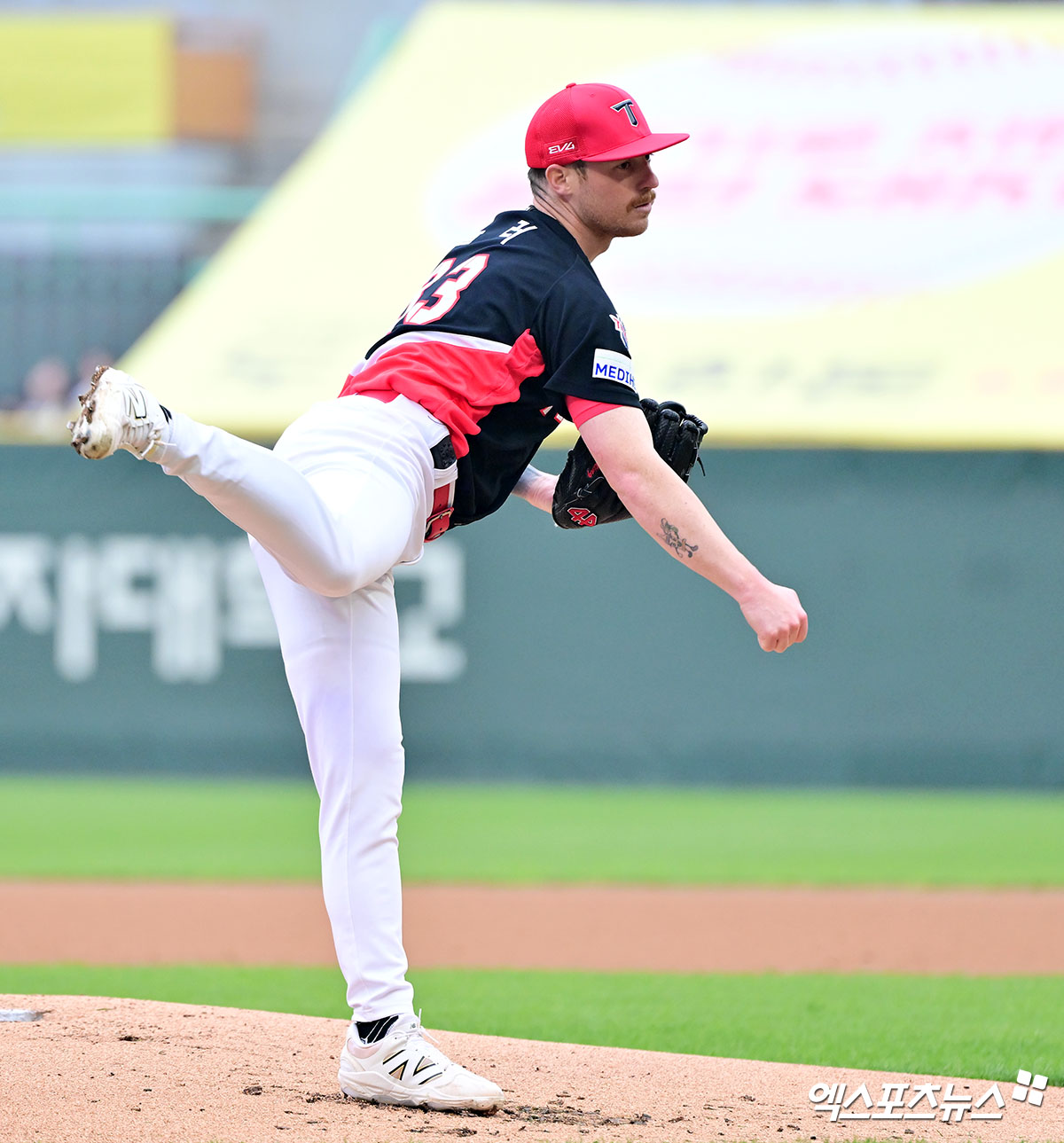 KIA 타이거즈 선발투수 애덤 올러가 올해 정규시즌 경기에서 투구하고 있다. 엑스포츠뉴스 DB