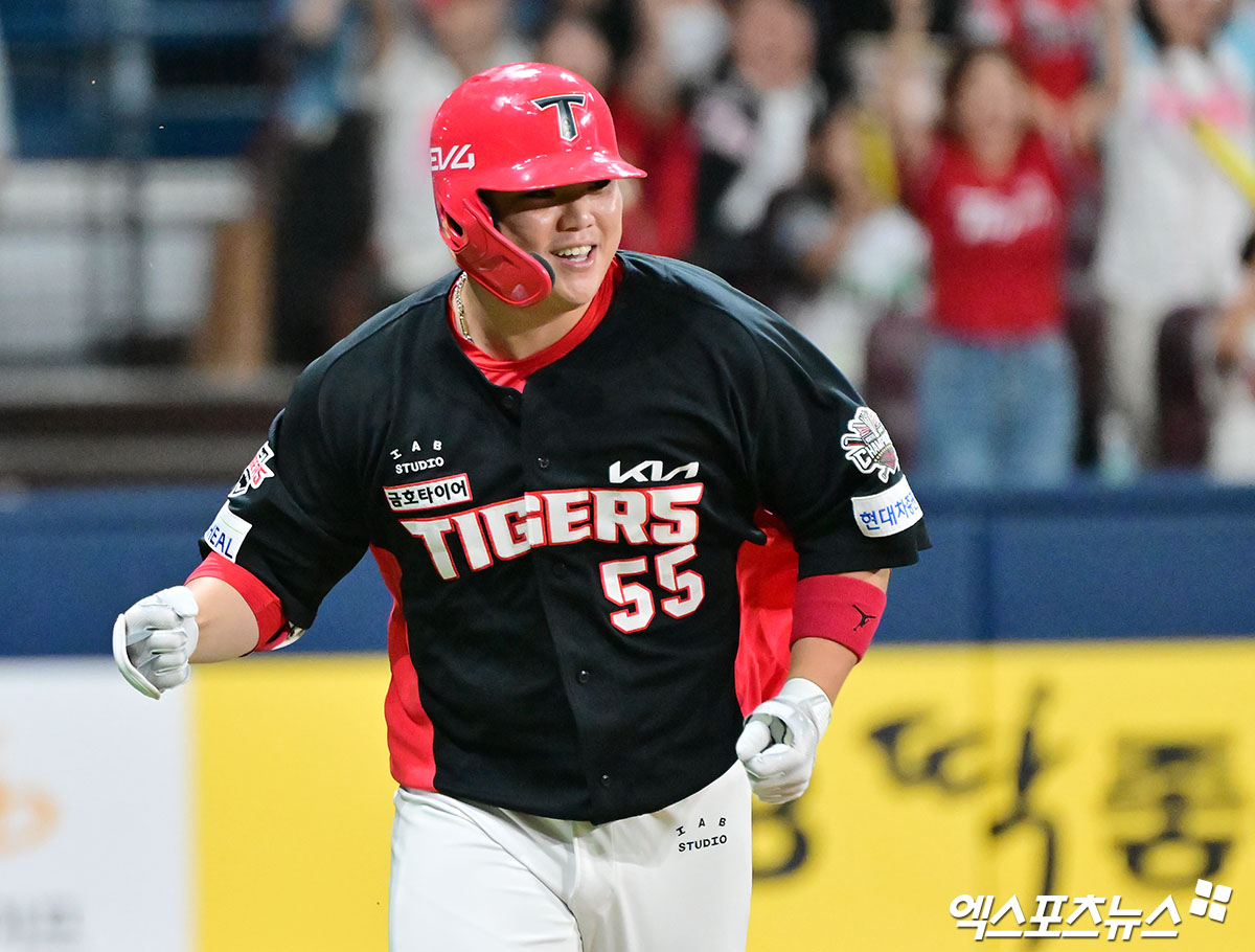KIA 타이거즈 포수 한준수가 올해 정규시즌 경기에서 홈런을 친 뒤 기뻐하고 있다. 엑스포츠뉴스 DB