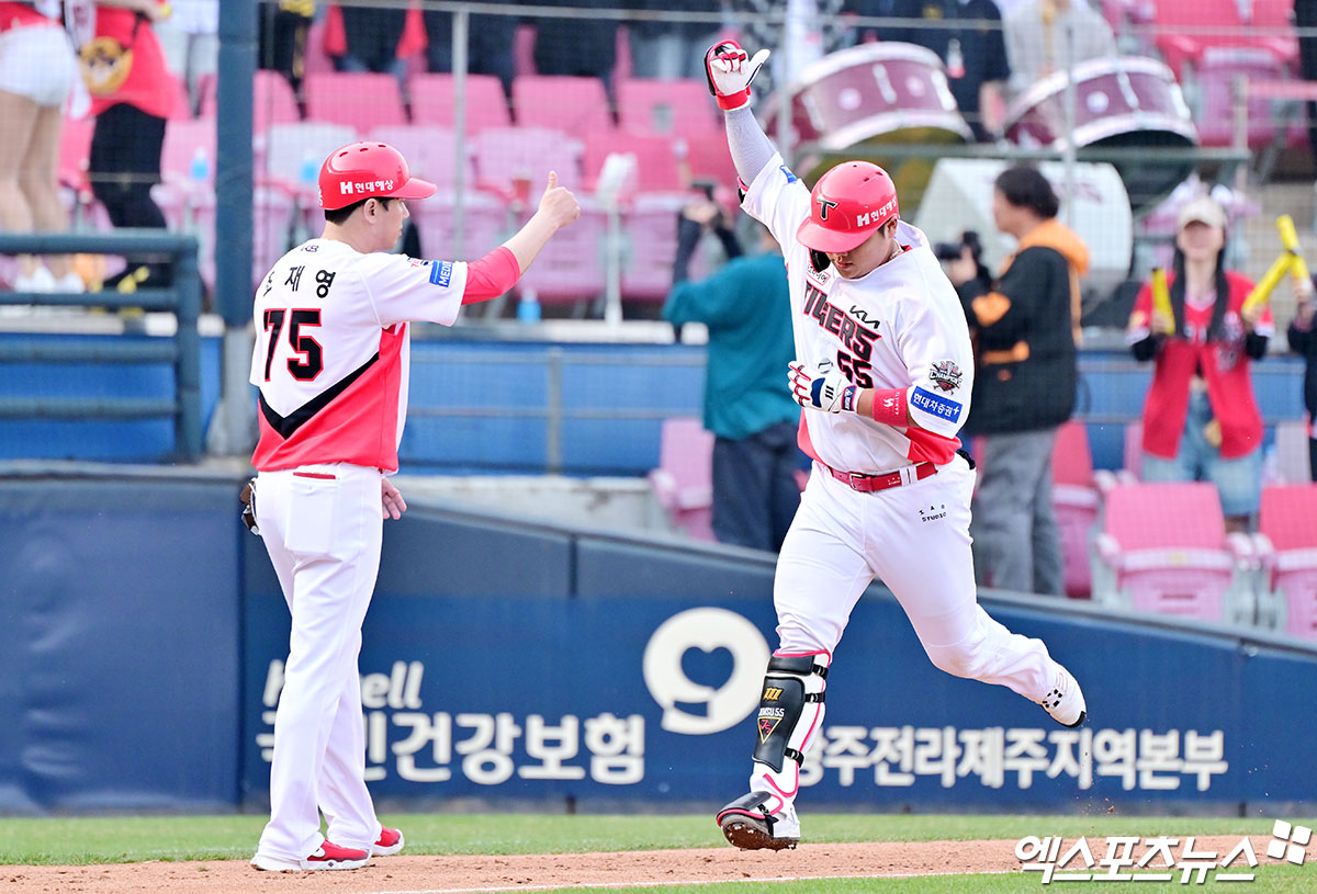 KIA 타이거즈 포수 한준수가 올해 정규시즌 경기에서 홈런을 친 뒤 베이스를 돌고 있다. 엑스포츠뉴스 DB